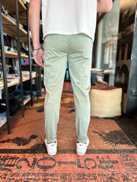 PANTALONE BERNA CHINOS RASO SALVIA